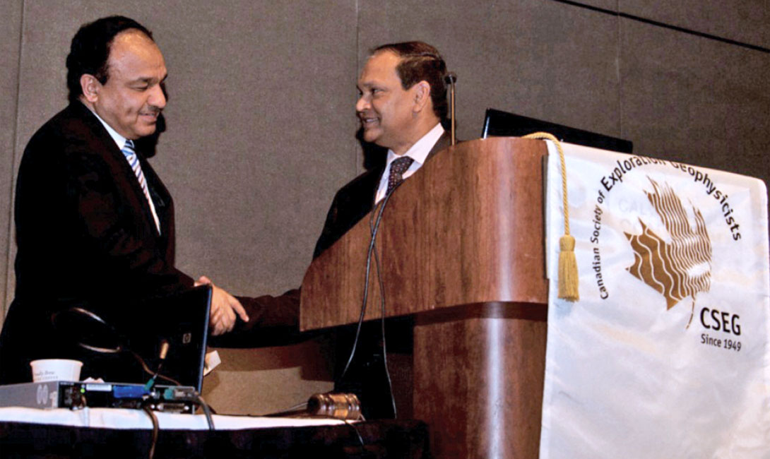 Satinder Chopra receiving the speaker memento from John Fernando at the